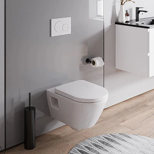 Des toilettes blanches à côté d'un miroir de salle de bains.